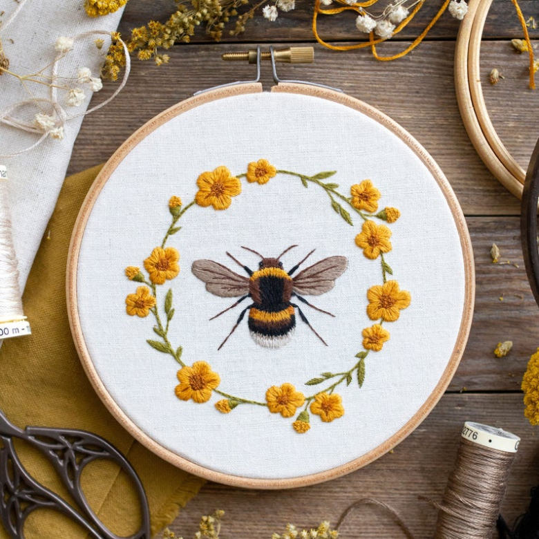 Sweet Bee Floral Wreath Hand Embroidery Pattern Textillia