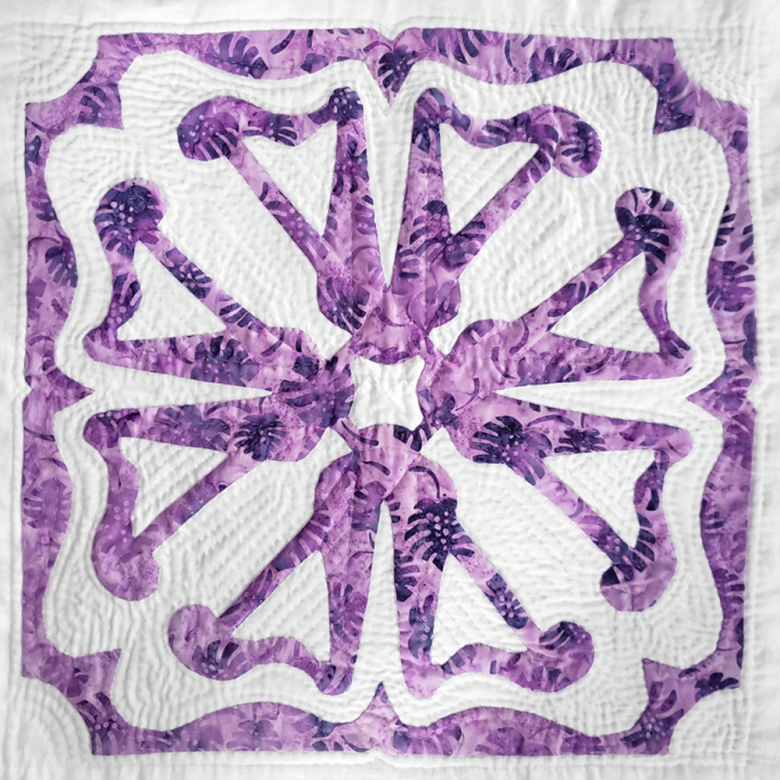 Applique quilt block with light purple concert harps and a scalloped border on a white background